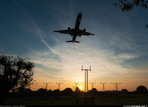 helghasttactician:  Boeing 757-224 of United Airlines on final approach. (Source)