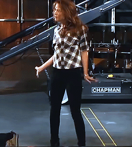 diantos:Because everybody needs a dancing Kristen Wiig in flannel on their dashBonus: