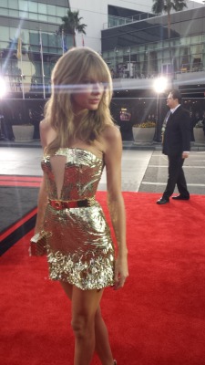 swifties-sheerios:  tswiftdaily: Taylor Swift on the AMAs red carpet 11.24   DVSOSNDKQLDN