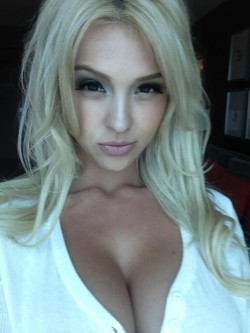 thebimbochaser:  Smoky-eyed blondie. 