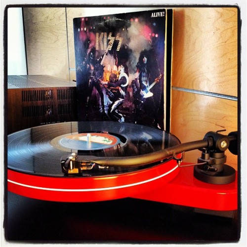 knierimosity:  KISS Alive! #vinyl #vinyligclub #vinylsunday #onmyturntable #nowplaying (at record den) 