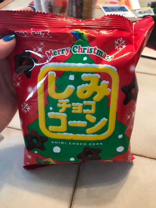 It’s the holiday season and I decided to try this Christmas Edition of Shimi Choco Corn! It comes in