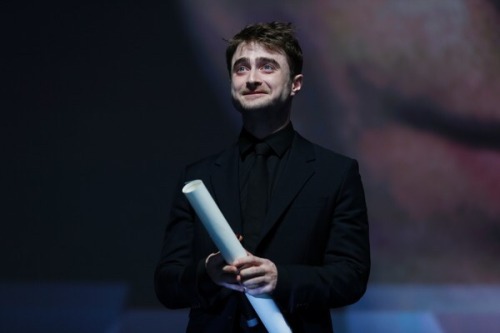 #DanielRadcliffe reacts on stage after receiving the “Hollywood Rising Star Award” #Deau