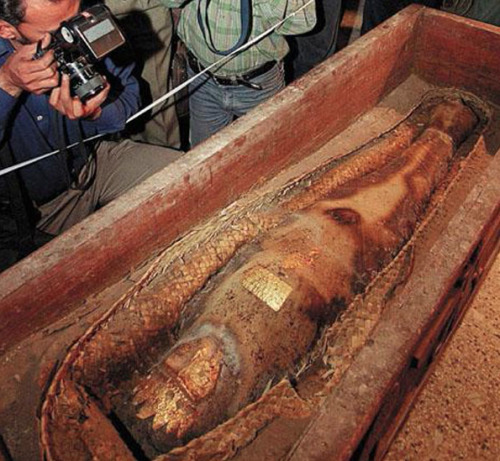 sixpenceee:  In October of 2000, Pakistani police were tipped off about a mummy that was being sold on the black market. After an interrogation, they were led to a house in Afghanistan where they were shown a mummified corpse in a gilded coffin. The mummy