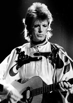 glamidols:  David Bowie performs on stage in Los Angeles, California – 1973Photo by Michael Ochs 