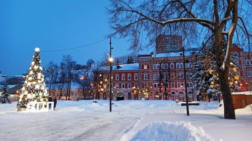 На площади Маркина всё ещё празднуют Рождество. #beautiful #christmastree #sky #russianstyle #snowy 