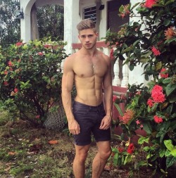 hotandsexymen:  https://www.instagram.com/jayetothekaye/