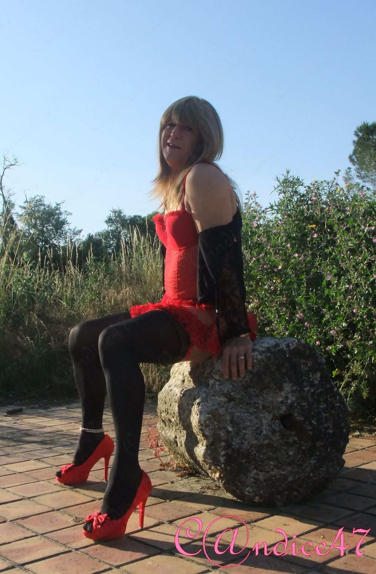 candice470:  Un matin de juin, le petit chaperon rouge s’en allait rendre visite