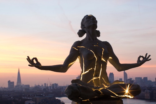 XXX mayahan:Stunning Cracked Light Sculpture photo