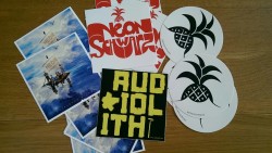 fckaudiolith:  traeume-nicht-dein-leben:  Die Aufkleber sind da!  Hat noch jemand Aufkleber bekommen von uns? Dann klebt mal schön und postet hier Bilder!    Warum hab ich keine bekommen D: unverschämt!  :D