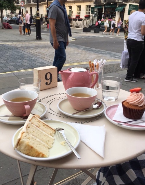 glowdetails: shout out to my big sis who took this on her cute café date!!