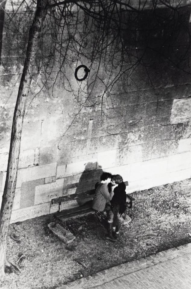 Couple kissing on bench, Paris, 1960s, Edouard Boubat (1923 - 1999) 