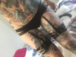 AndiCakes showing off her leather garters