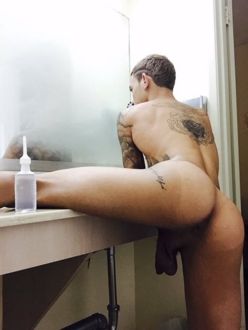 frenchrococolovesporn: If you’re going to douche, use your piss, and then spray all over me 