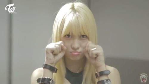 mooooosa:  Director Dahyun getting super excited about Momo’s cuteness 