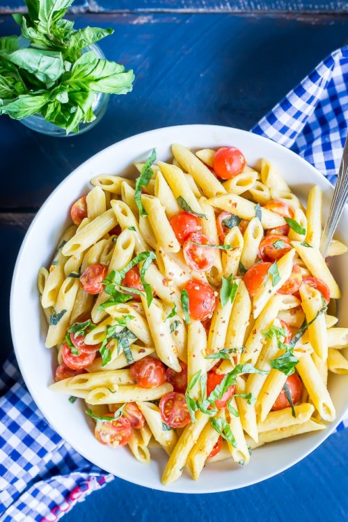 tinykitchenvegan:One-Pot Creamy Vegan Caprese Pasta