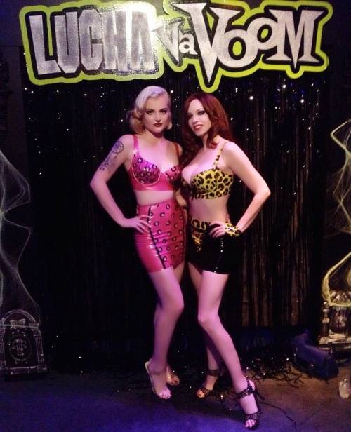 Posing with pink #rubber clad vixen @varlavavoom at @luchavavoom All these years I’ve been dyi