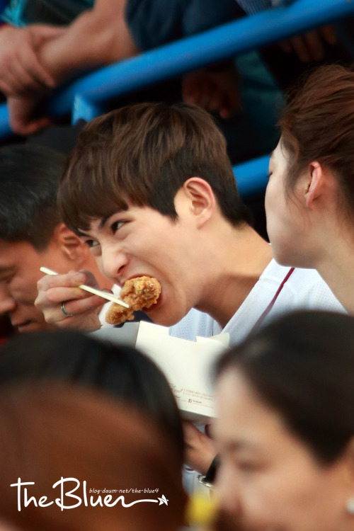 cnbluecl:    150521 Jonghyun eating fried chicken & Seungyeon (WGM) at ‘Nexen Heroes vs LG Twins’ Baseball Game Opening  cr: blog daum the-blue4CNBLUE.CL | twitter.com/CNBLUECL