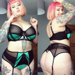 playfulpromises:  Never stop being a babe @galdalou &lt;3 she’s wearing the hell out of our Emerald set!