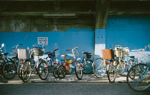 japanlove:Parked bicycles by kite in a cloud on Flickr.