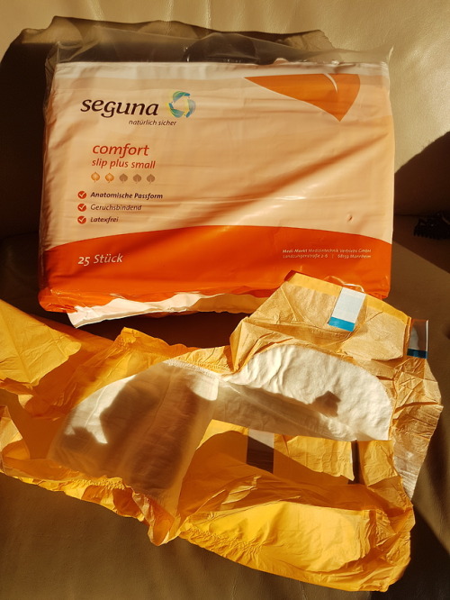 Because so many people ask me about the orange Seguna diaper: yes it’s this orange. I didn’t colour correct these pictures, it’s just sunlight and a very orange diaper ☺️  I’m wearing size small in this picture and they come