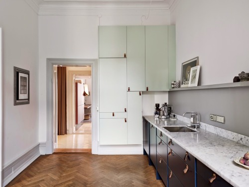 Get me to Gothenburg
I thought this cool and collected Gothenburg apartment would be the perfect interior to kick off the weekend. Leather door handles really seem to be having a moment lately and while I question their durability, they sure lend a...