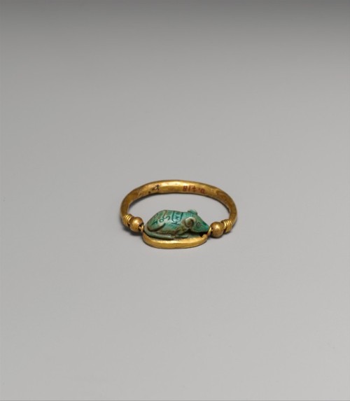 historyarchaeologyartefacts:Ring with a mouse. Ancient Egypt, reign of Thutmose III, ca. 1479–1425 B