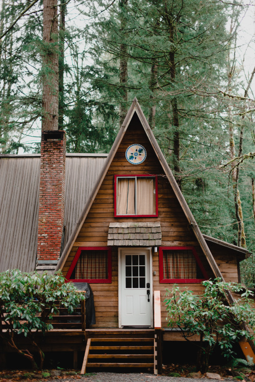 timberphoto:  PNW cabin portraits are becoming an addiction. Insta: @k_sto