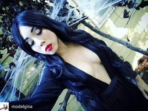 Credit to @modelgina : Bts from my Morticia shoot#morticiaaddams #cosplayers #cosplayergirl #patreon