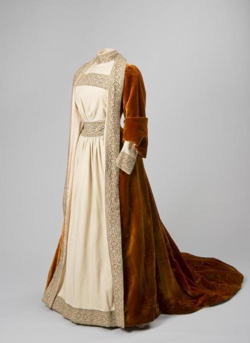 fashionsfromhistory:Tea Gown of Maria Feodorovnac.1890 State Hermitage Museum 