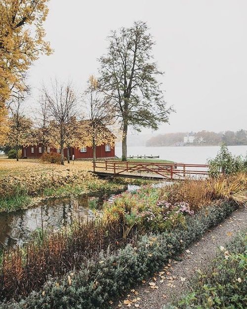 Grayskymorning: Tea By The Lake   The Gardens Surrounding Gripsholm Castle