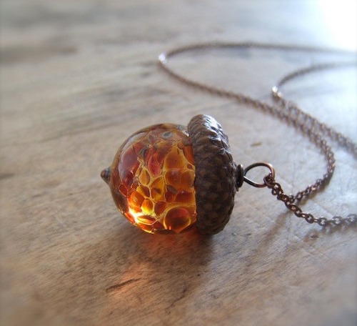 psychocereals: sosuperawesome: Glass acorn necklaces by BullseyeBeads