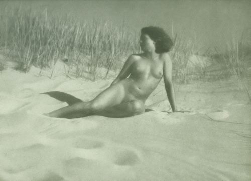 madivinecomedie: Photographe inconnu. Erotic nude