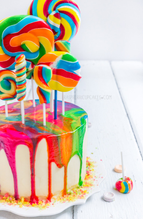 gastrogirl:psychedelic rainbow swirl lollipop cake.