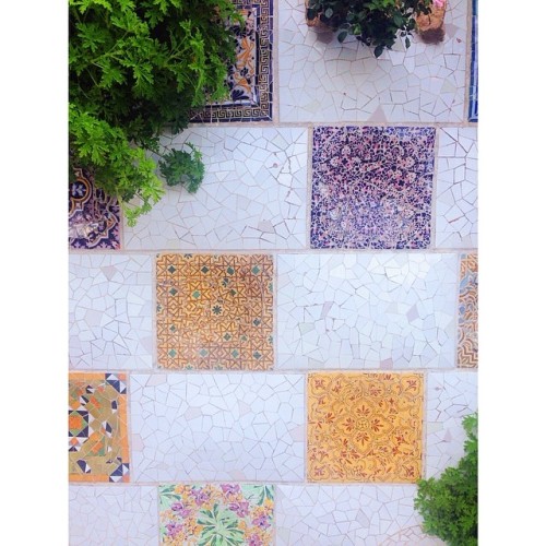 Pretty tiles all over at park güell.. #parkgüell #tiles #art #patternoftheday #printofthed