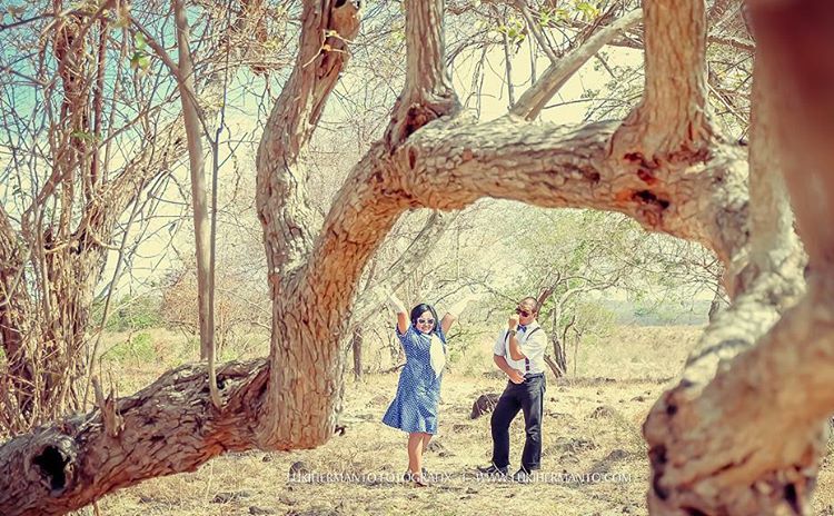 Foto Prewedding setahun yg lalu di Baluran yg teramat istimewa panasnya ^_^
RIMA + KUNTO
#RimaKunto #FotoPrewedding #Prewedding #vintage #PreweddingVintage #Baluran #PreweddingBaluran #PrewedLucu #FotoPrewed #FotograferSurabaya by @luki_hermanto