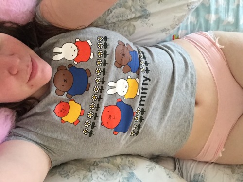 aballycakes:  alexinspankingland:  Me and my cat being sames.  Your shirt is so cute!   Thank you! It’s from the kids department of Uniqlo :3