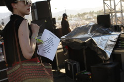 ifuckinglovestvincent:  mousekiewicz:  smilecoachella:  #Coachella 2012. Weekend 2. 4/22/2012. Girl holds Andrew Bird’s setlist. Photo by Brian Moghadam.  oh! “girl” is annie clark/st. vincent!   &ldquo;girl&rdquo;