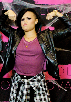 dlovato-news:  meet and greet in sioux falls, sd on october 10th. (pictures here) 