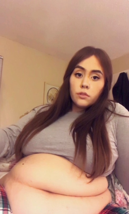 feministhoney:     This belly is too big not to show off 