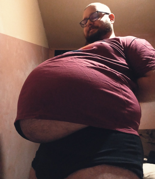 beergutbear:  fatlazypanda:    Don’t you just hate it when your favourite t-shirt fails to fully cover your belly, and creates a cascading “tent”?Me neither!     😍😍😍
