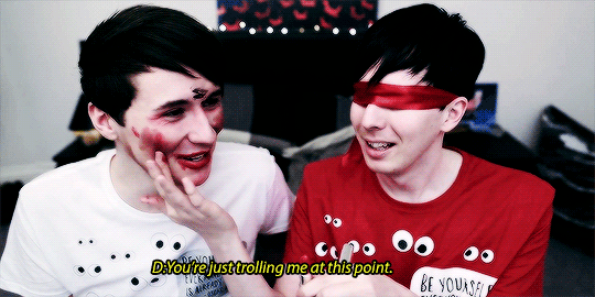 amazinqphil:Dan &amp; Phil blindfolded makeup challenge