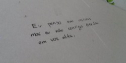 anoiteces-me:  “Eu penso em coisas mas eu não consigo dizê-las em voz alta.”  Vou a lugares para escrever e tudo que me sai é sobre o não ser capaz de sair nada. 