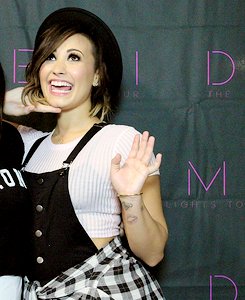 dlovato-news:  Demi Lovato at her meet and greet in Albany, New York on September 7, 2014. (x) 