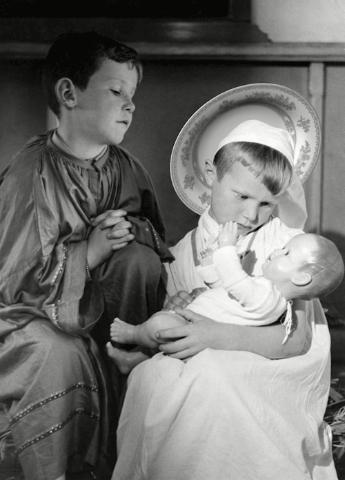billdomonkos:  Nativity, Bill Domonkos, 2015 (Image: Twee verklede kinderen spelen ‘Kerst