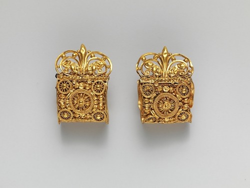 ancientjewels: Pair of gold Etruscan earrings dating to the 6th century BCE. From the Metropolitan M