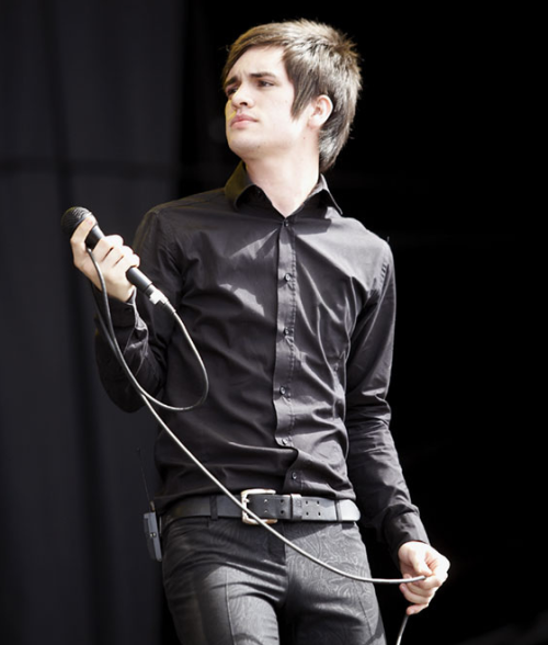 biggay4tylerandryan:impanickingeverywhere:Reading Festival, 2006. The bottling incidentahhh, ryan he