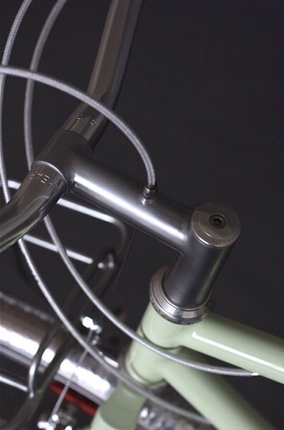 proliterate:  beautiful custom-built bicycle. clean with such great details. full gallery:www