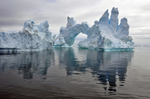 Iceberg near Aasiaat in western Greenland (by Zinni).