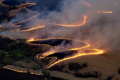rabababe:pleoros:Flint Hills Spring Burn by Jim RichardsonBragollach.